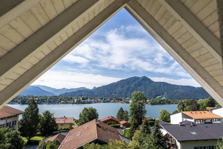 Immobilienangebot - Tegernsee - Alle - Residieren über dem See: Luxuriöses Maisonette-Juwel mit traumhaftem Seeblick am Leeberg