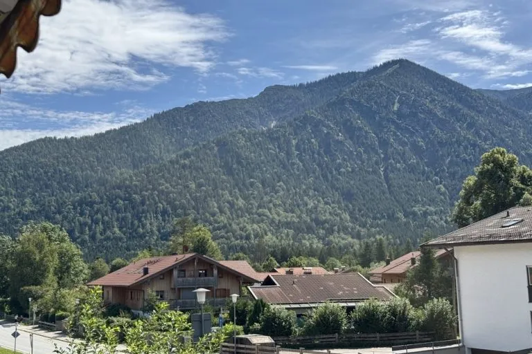Immobilienangebot - Schliersee-Neuhaus - Alle - Im Zentrum von Neuhaus: Schön, geschnittene 3-Zimmer- Wohnung mit Balkon und Bergblick