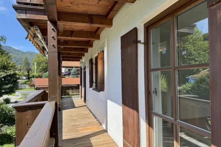 Immobilienangebot - Schliersee-Neuhaus - Alle - Im Zentrum von Neuhaus: Schön, geschnittene 3-Zimmer- Wohnung mit Balkon und Bergblick