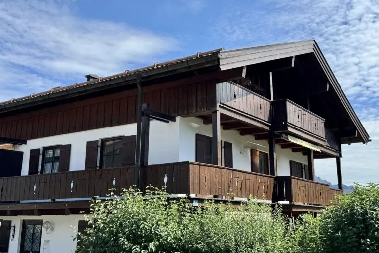 Immobilienangebot - Schliersee-Neuhaus - Alle - Im Zentrum von Neuhaus: Schön, geschnittene 3-Zimmer- Wohnung mit Balkon und Bergblick