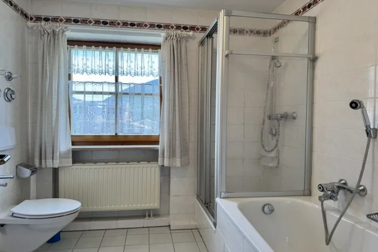 Immobilienangebot - Schliersee-Neuhaus - Alle - Im Zentrum von Neuhaus: Schön, geschnittene 3-Zimmer- Wohnung mit Balkon und Bergblick