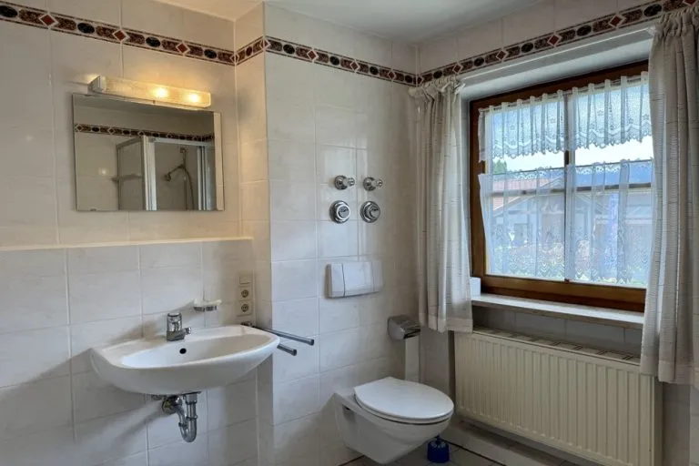 Immobilienangebot - Schliersee-Neuhaus - Alle - Im Zentrum von Neuhaus: Schön, geschnittene 3-Zimmer- Wohnung mit Balkon und Bergblick